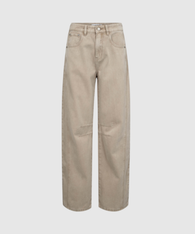 Drew Barrel Panel Jeans i khaki er et par moderne jeans i 100 % bomuld med trendy barrel fit og stilrene paneldetaljer. Perfekte til et afslappet, cool hverdagslook. Find Drew Jeans hos Merci Give.