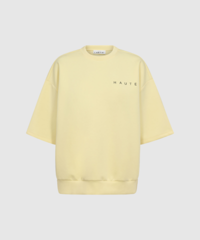 Haute Lamitie Maxi Split SS Logo Sweat i gul er en lang sweatshirt‑kjole med korte ærmer og logo‑detalje. En komfortabel og moderne style med sidelæns slidser, perfekt til både hverdag og afslappet brug. Find Haute Lamitie hos Merci Give.