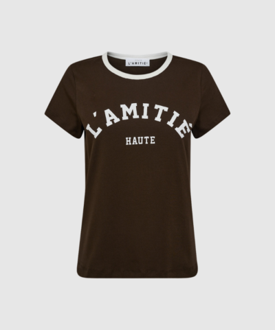 Neckline Logo Tee i mocca er en stilren T‑shirt i blød bomuld med stretch. En tidløs basis‑tee med diskret logo ved halsen, perfekt til både hverdag og lag‑på‑lag styling. Find Neckline Logo Tee hos Merci Give.