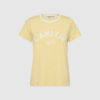 Neckline Logo Tee i pale yellow er en stilren T‑shirt i blød bomuld med stretch. En frisk og tidløs basis‑tee med diskret logo ved halsen, perfekt til hverdagsbrug. Find Neckline Logo Tee hos Merci Give.