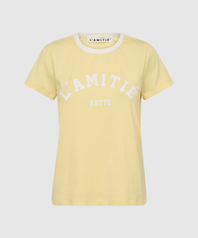 Neckline Logo Tee i pale yellow er en stilren T‑shirt i blød bomuld med stretch. En frisk og tidløs basis‑tee med diskret logo ved halsen, perfekt til hverdagsbrug. Find Neckline Logo Tee hos Merci Give.