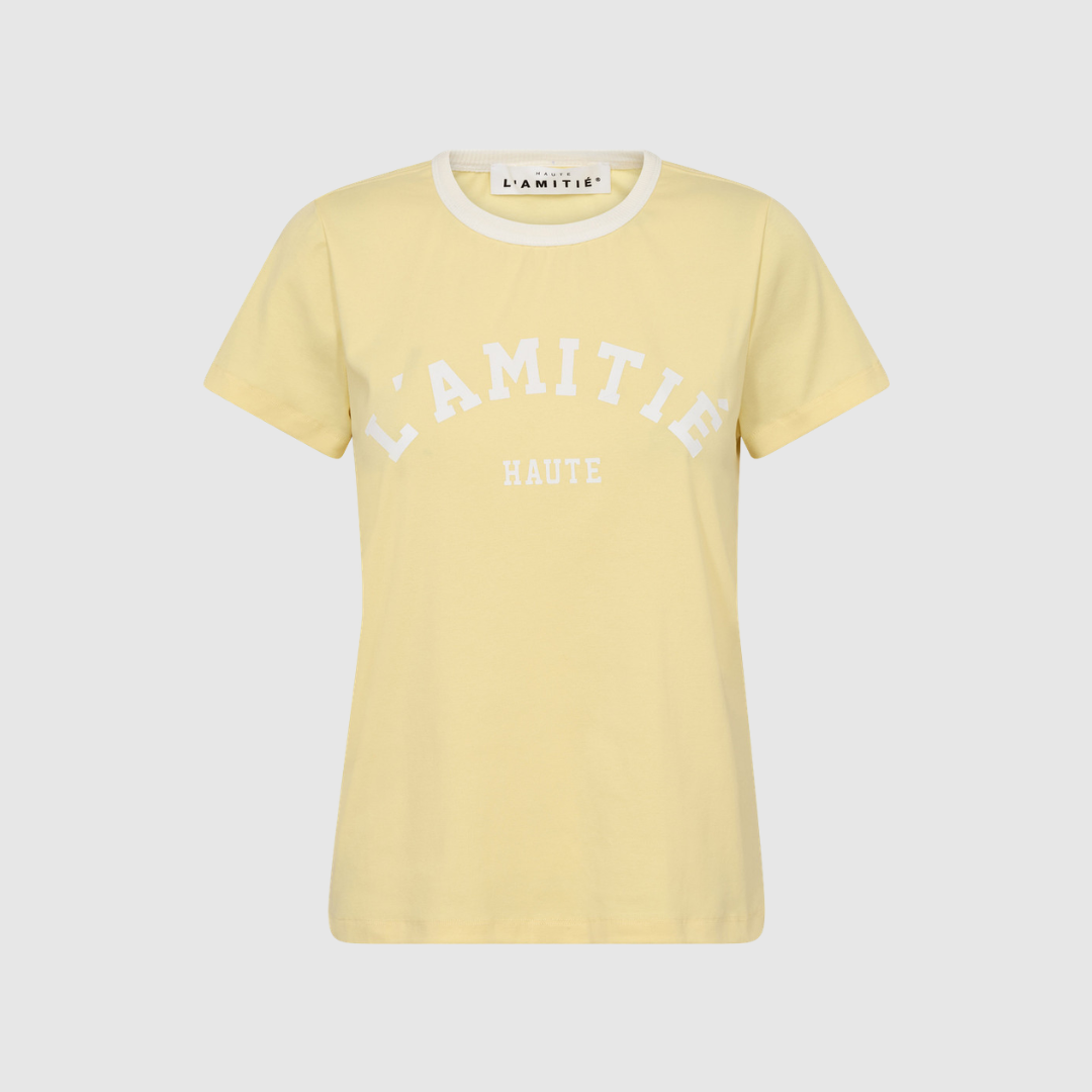 Neckline Logo Tee i pale yellow er en stilren T‑shirt i blød bomuld med stretch. En frisk og tidløs basis‑tee med diskret logo ved halsen, perfekt til hverdagsbrug. Find Neckline Logo Tee hos Merci Give.