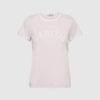 Neckline Logo Tee i iced rose er en stilren T‑shirt i blød bomuld med stretch. En feminin og tidløs basis‑tee med diskret logo ved halsen, perfekt til hverdagsbrug. Find Neckline Logo Tee hos Merci Give.