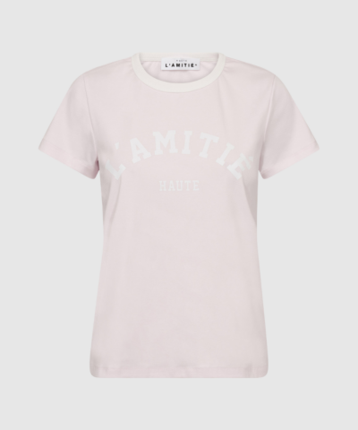Neckline Logo Tee i iced rose er en stilren T‑shirt i blød bomuld med stretch. En feminin og tidløs basis‑tee med diskret logo ved halsen, perfekt til hverdagsbrug. Find Neckline Logo Tee hos Merci Give.