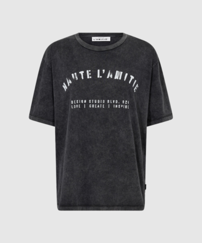 Noma Acid Curve Studio Tee i Black Acid Wash er en cool T‑shirt i 100 % bomuld med rå acid wash‑effekt. En moderne og afslappet tee, perfekt til hverdagsbrug og casual styling. Find Noma Studio Tee hos Merci Give.