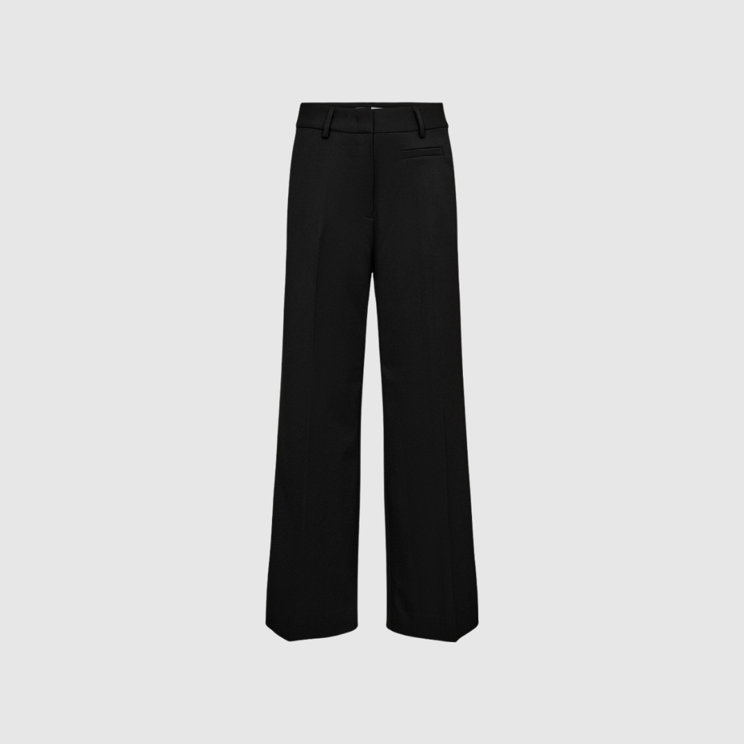 Premiere Plain Pant er klassiske bukser med komfortabel pasform og let stretch. Fås i flere farver og er perfekte til både hverdagsbrug og pænere anledninger. Find stilrene bukser hos Merci Give.