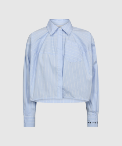 Sophie Stripe Shirt i pale blue er en langærmet skjorte med klassiske striber og komfortabel pasform. En tidløs skjorte i bomuldsblanding, perfekt til både hverdag og arbejde. Shop Sophie Stripe Shirt hos Merci Give.
