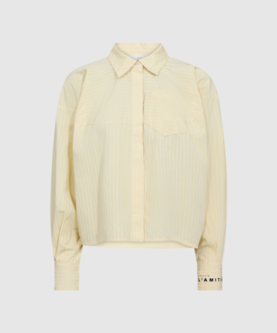 Sophie Yellow Stripe Shirt i pale yellow er en langærmet skjorte med fine striber og let kvalitet i bomuld og viskose. En elegant og alsidig skjorte, perfekt til både hverdag og arbejde. Find Sophie skjorten hos Merci Give.