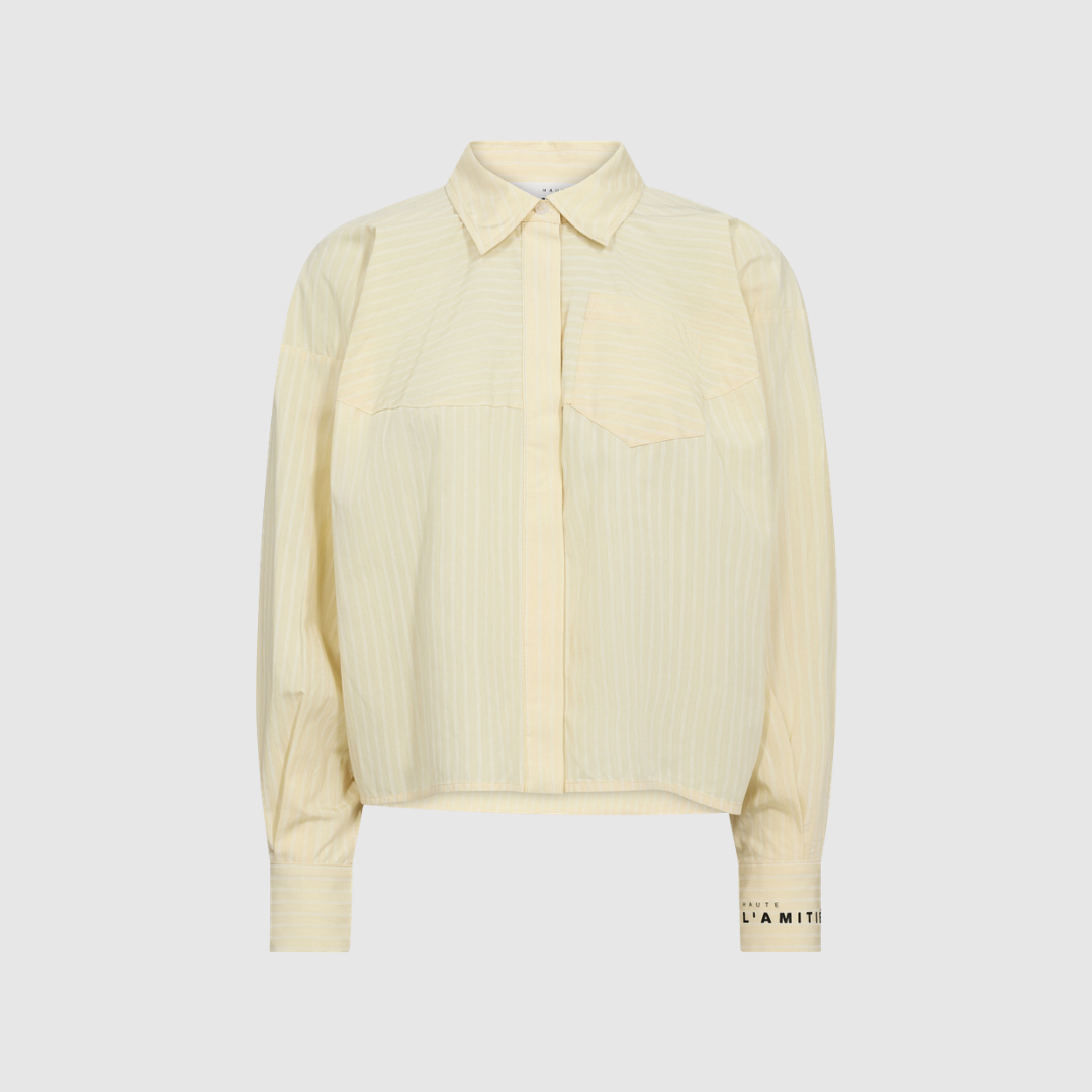 Sophie Yellow Stripe Shirt i pale yellow er en langærmet skjorte med fine striber og let kvalitet i bomuld og viskose. En elegant og alsidig skjorte, perfekt til både hverdag og arbejde. Find Sophie skjorten hos Merci Give.