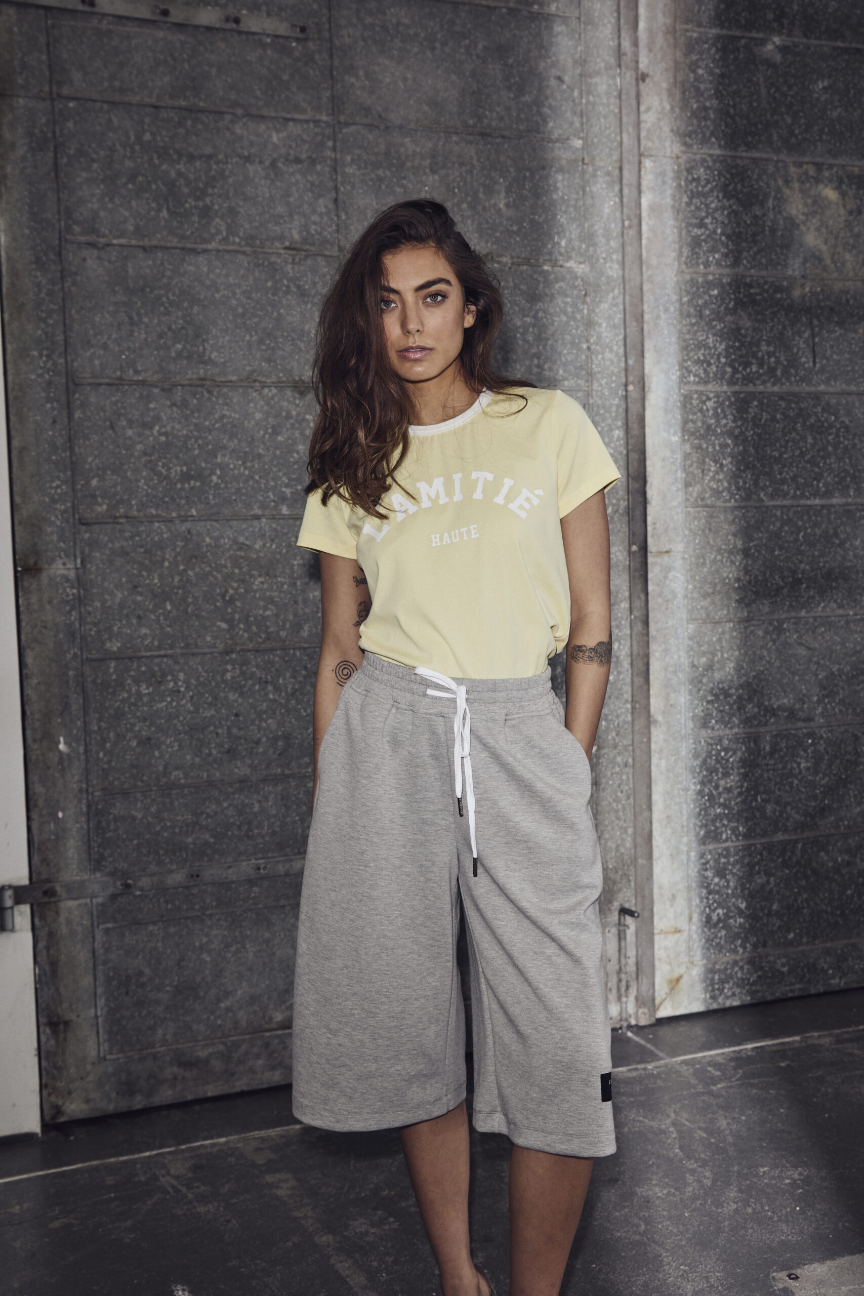 Haute L'amitie - Neckline Logo Tee – Pale Yellow - Billede 2