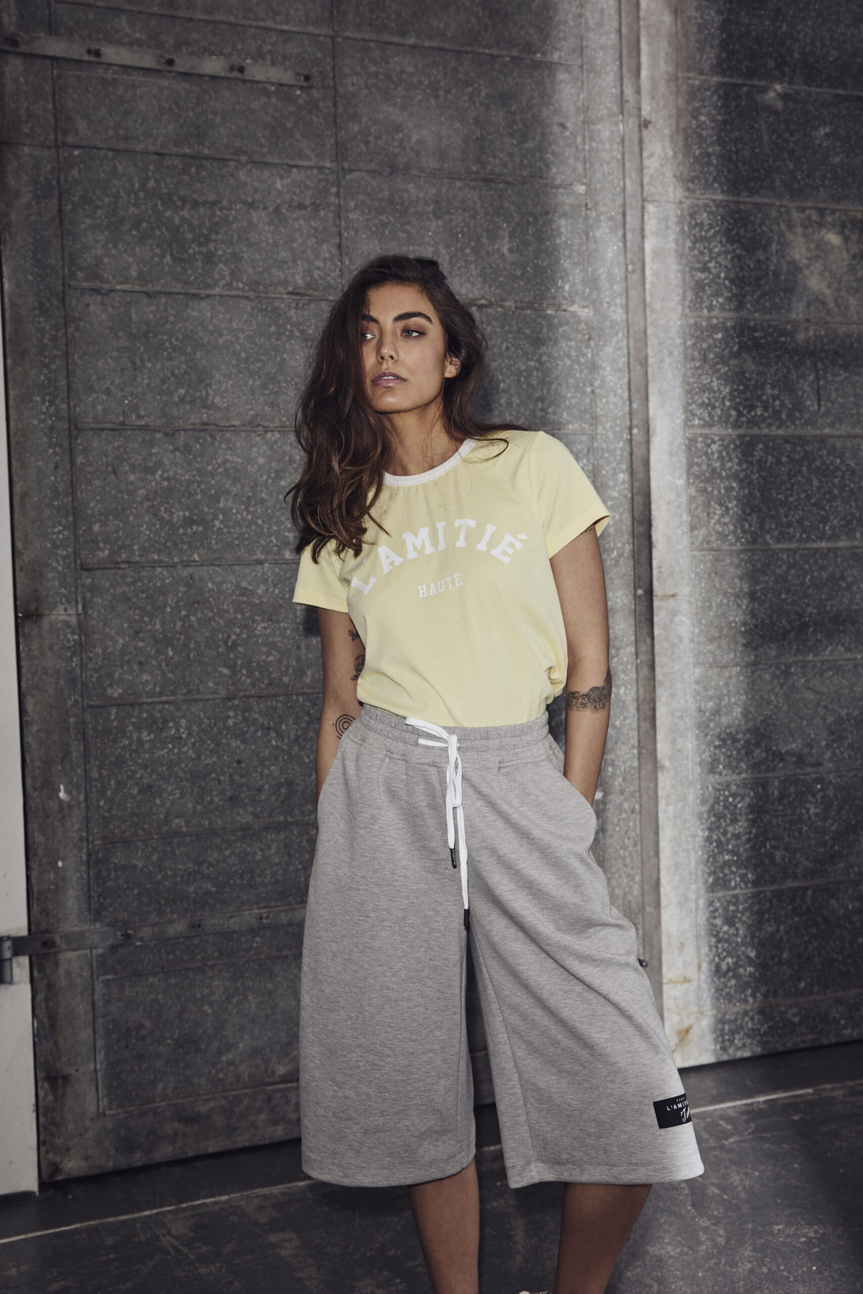Haute L'amitie - Neckline Logo Tee – Pale Yellow - Billede 3