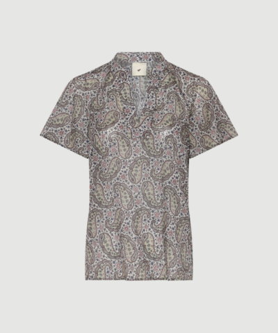 427HM Terina Blouse er en let bluse i 100 % bomuld med afslappet pasform, korte ærmer og elegant paisley‑print i rosenuancer. En feminin og alsidig bluse, der nemt styles både casual og elegant. Find Terina Blouse hos Merci Give.