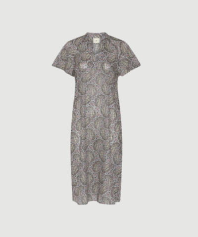 427HM Vilan Dress er en knælængde kjole i 100 % bomuld med let figursyet pasform, korte ærmer og elegant paisley print i rosenuancer. En alsidig kjole, der nemt kan styles både casual og elegant. Find Vilan Dress hos Merci Give.