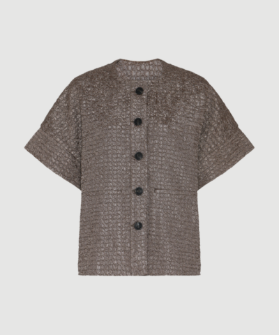 508HM Binta Cape er en kort cape i struktureret polyester med løs, boxy pasform og grafisk udtryk. En moderne cape i farven Walnut, perfekt til lag‑på‑lag styling over både bukser og kjoler. Find Binta Cape hos Merci Give.