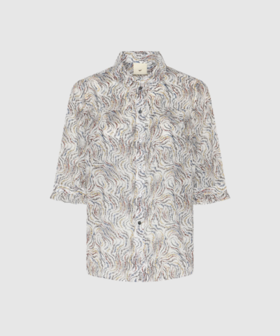 HMTelser Skjorte fra Heartmade er en let bomuldsskjorte med Delicate Bloom‑print, klassisk krave og løstsiddende pasform. En feminin og elegant skjorte, perfekt til både hverdag og pænere anledninger. Find HMTelser Skjorten hos Merci Give.