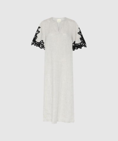 HMVelan Kjole fra Heartmade er en let og elegant kjole i 100 % bomuld. Med sit rene, naturlige udtryk og behagelige pasform er den perfekt til både hverdag og sommerens anledninger. Find HMVelan Kjolen hos Merci Give.