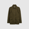 IVY‑Brooke Festival Jacket i olive er en moderne utility‑jakke i 100 % bomuld med afslappet pasform, skjult lukning og store lommer. En stilren jakke, perfekt som overgangsjakke til hverdag og casual styling. Find IVY‑Brooke Festival Jacket hos Merci Give.