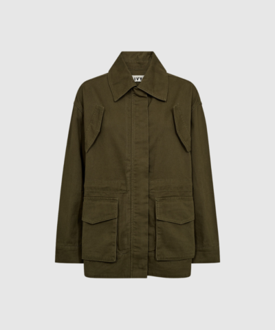 IVY‑Brooke Festival Jacket i olive er en moderne utility‑jakke i 100 % bomuld med afslappet pasform, skjult lukning og store lommer. En stilren jakke, perfekt som overgangsjakke til hverdag og casual styling. Find IVY‑Brooke Festival Jacket hos Merci Give.