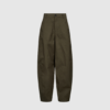 IVY‑Katee Barrel Pant i olive er moderne bukser i 100 % bomuld med høj talje, curved barrel‑ben og minimalistisk finish. Et stilrent valg til både hverdag og mere velklædt styling. Find IVY‑Katee Barrel Pant hos Merci Give.