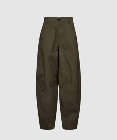 IVY‑Katee Barrel Pant i olive er moderne bukser i 100 % bomuld med høj talje, curved barrel‑ben og minimalistisk finish. Et stilrent valg til både hverdag og mere velklædt styling. Find IVY‑Katee Barrel Pant hos Merci Give.