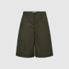 IVY‑Katee Wide Shorts i olive er moderne shorts med mid waist, wide leg og længde over knæet. Fremstillet i 100 % bomuld med rent og minimalistisk design – perfekte til både hverdag og sommerens outfits. Find IVY‑Katee Wide Shorts hos Merci Give.