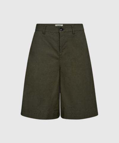 IVY‑Katee Wide Shorts i olive er moderne shorts med mid waist, wide leg og længde over knæet. Fremstillet i 100 % bomuld med rent og minimalistisk design – perfekte til både hverdag og sommerens outfits. Find IVY‑Katee Wide Shorts hos Merci Give.