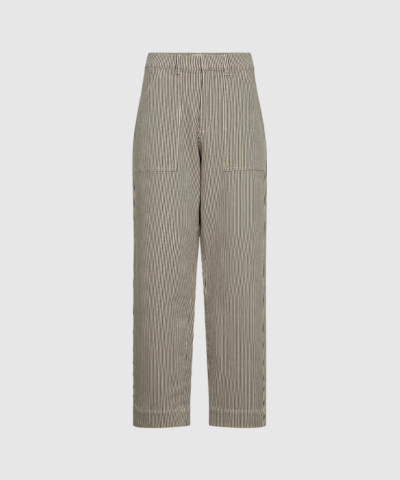 IVY‑Lulu Utility Pant i Black Sailor Stripe er moderne bukser med workwear‑inspiration, lige ben og et stilrent stribet design. Fremstillet i bomuldsblanding med let stretch – perfekte til både hverdag og afslappet styling. Find IVY‑Lulu Utility Pant hos Merci Give.