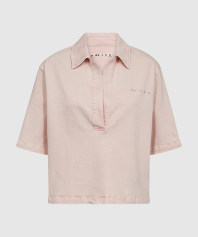 IVY‑Opera Oversize Polo Shirt i Antique Blossom er en moderne polo med oversized pasform, åben stolpelukning og diskret broderi. Fremstillet i blød bomulds‑ og lyocellblanding – perfekt til afslappet og stilren hverdagsbrug. Find IVY‑Opera Polo hos Merci Give.