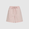 IVY‑Opera Tie Shorts i Antique Blossom er lette og komfortable shorts med elastisk talje, snøre og elegant A‑form. Fremstillet i blød bomulds‑ og lyocellblanding – perfekte til afslappede og stilrene sommerlooks. Find IVY‑Opera Tie Shorts hos Merci Give.