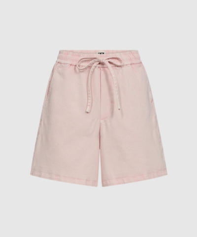 IVY‑Opera Tie Shorts i Antique Blossom er lette og komfortable shorts med elastisk talje, snøre og elegant A‑form. Fremstillet i blød bomulds‑ og lyocellblanding – perfekte til afslappede og stilrene sommerlooks. Find IVY‑Opera Tie Shorts hos Merci Give.