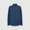 IVY Copenhagen Malika Matti Regular Denim Shirt er en klassisk og moderne denimskjorte i 100 % bomuld. Med regular fit, straight silhuet, dropped shoulders og mørk denimvask er den perfekt til både hverdag, lag‑på‑lag styling og cool denim‑on‑denim looks. En tidløs og alsidig skjorte, der passer ind i enhver garderobe.