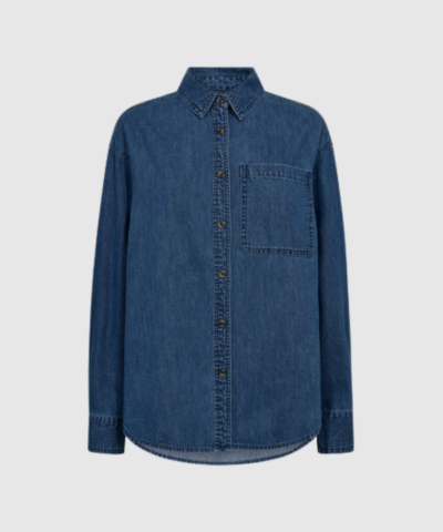 IVY Copenhagen Malika Matti Regular Denim Shirt er en klassisk og moderne denimskjorte i 100 % bomuld. Med regular fit, straight silhuet, dropped shoulders og mørk denimvask er den perfekt til både hverdag, lag‑på‑lag styling og cool denim‑on‑denim looks. En tidløs og alsidig skjorte, der passer ind i enhver garderobe.