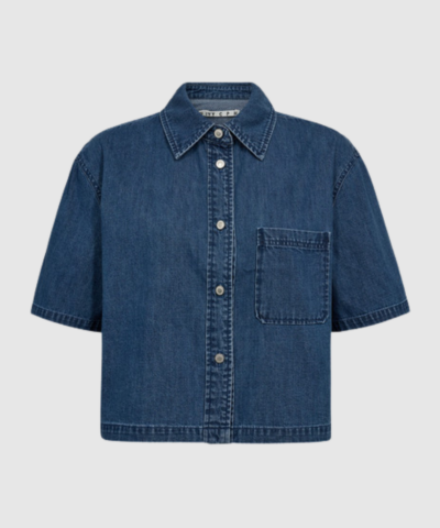 IVY Copenhagen Malika Uta Oversize Shirt i mid blue denim er en kortærmet, boxy skjorte i 100 % bomuld. Oversized pasform, cropped længde og utility‑detaljer gør den perfekt til både højtaljede jeans, sommerlooks og lag‑på‑lag styling. Et moderne og alsidigt denim-piece til både hverdag og cool sæsonstyles.