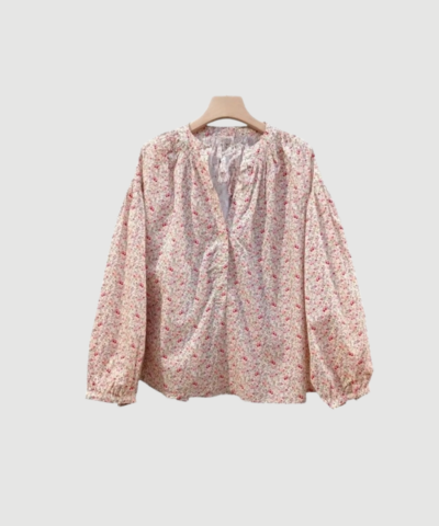 Andorre Shirt i farven Rose er en let og klassisk onesize skjorte i 100 % bomuld. En tidløs og behagelig skjorte med afslappet pasform – perfekt til både hverdag og afslappet styling. Find Andorre Shirt hos Merci Give.