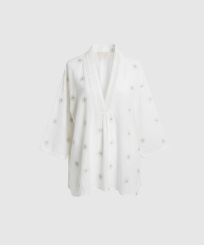 Ida Shirt i hvid er en let og stilren skjorte i viskose‑, polyester‑ og hørblanding. En komfortabel og alsidig skjorte med elegant fald, perfekt til hverdagsbrug. Find Ida Shirt hos Merci Give.