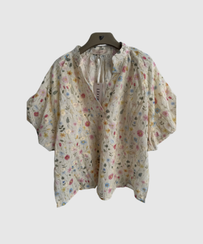 Paula Bluse fra Lecoco er en feminin bomuldsbluse med et tidløst og elegant udtryk. En alsidig bluse, der er nem at style til både hverdag og pænere anledninger. Find Lecoco Paula Bluse hos Merci Give.