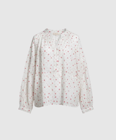 Svala Shirt i hvid er en klassisk skjorte i 100 % bomuld med et enkelt og tidløst design. En alsidig basisskjorte, perfekt til både hverdag og mere klassisk styling. Find Svala Shirt hos Merci Give.