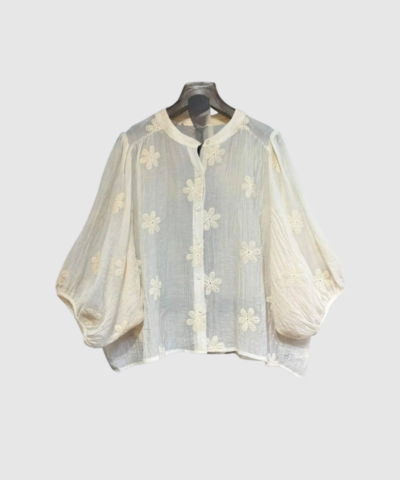 Veronica Shirt i cream er en let og stilren skjorte i lyocell‑ og polyamidblanding. En klassisk og elegant skjorte med smukt fald, perfekt til hverdagsbrug og en tidløs garderobe. Find Veronica Shirt hos Merci Give.