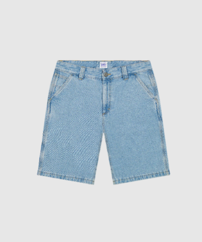 Lee Workwear Relaxed Carpenter Short i Just Me er klassiske denimshorts med afslappet pasform og autentisk workwear‑design. Shorts i 100 % bomuld med praktiske detaljer og tidløst udtryk. Find Lee shorts hos Merci Give.