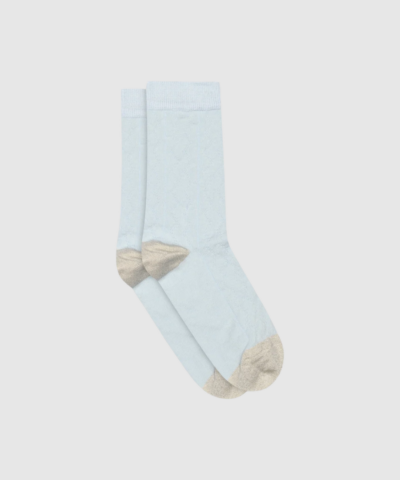 mpDenmark Luna Socks i Skyride er bløde og komfortable strømper i bomuldsblanding med anatomisk hæl og forstærkede zoner. Klassisk design og høj komfort – perfekt til hverdagsbrug. Find Luna Socks hos Merci Give.