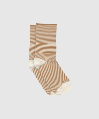 mpDenmark Thilde Socks i Apple Cinnamon er elegante strømper med striber og diskret glimmer. Fremstillet i en blød bomuldsblanding med anatomisk pasform og forstærkede zoner – perfekte til hverdagsbrug. Find Thilde Socks hos Merci Give.