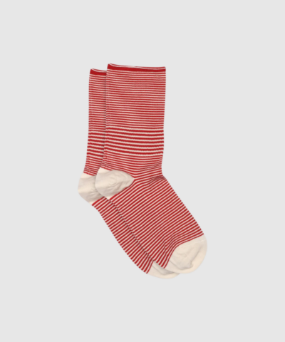 mpDenmark Thilde Socks er elegante strømper med striber og diskret glimmerfinish. Fremstillet i blød bomuldsblanding med anatomisk hæl og forstærkede zoner for optimal komfort og holdbarhed. Find Thilde Socks hos Merci Give.