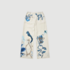 Fabert Pants fra MUNTHE er elegante silkebukser i print creme med løs pasform og kunstnerisk botanisk mønster. Bukser i 100 % silke med flydende fald og stilfuldt udtryk, der kan styles både til hverdag og fest. Find MUNTHE Fabert Pants hos Merci Give.