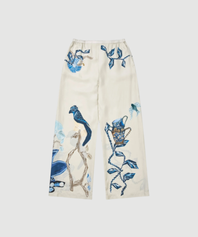 Fabert Pants fra MUNTHE er elegante silkebukser i print creme med løs pasform og kunstnerisk botanisk mønster. Bukser i 100 % silke med flydende fald og stilfuldt udtryk, der kan styles både til hverdag og fest. Find MUNTHE Fabert Pants hos Merci Give.