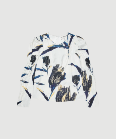 Frewin Top fra MUNTHE er en let bluse med kunstnerisk blomsterprint i Print Kit. Blusen har lange ærmer, rynkedetaljer ved skuldrene og er lavet i blød LENZING™ ECOVERO™ viskose. En feminin og alsidig top til både hverdag og fest. Find MUNTHE Frewin Top hos Merci Give.
