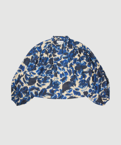 Lynx Top fra MUNTHE er en løs skjorte i print indigo med kunstnerisk motiv og voluminøse ærmer. Fremstillet i LENZING™ ECOVERO™ viskose og silke for et let, eksklusivt udtryk, der kan styles både til hverdag og fest. Find MUNTHE Lynx Top hos Merci Give.