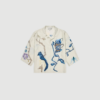 Nancie Top fra MUNTHE er en cropped silkeskjorte i print creme med kunstnerisk botanisk mønster. Toppen har løs pasform, brede ærmer og klassisk krave og kan styles både alene eller sammen med Fabert Pants for et fuldendt sæt. Find MUNTHE Nancie Top hos Merci Give.