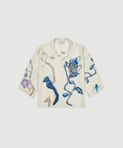 Nancie Top fra MUNTHE er en cropped silkeskjorte i print creme med kunstnerisk botanisk mønster. Toppen har løs pasform, brede ærmer og klassisk krave og kan styles både alene eller sammen med Fabert Pants for et fuldendt sæt. Find MUNTHE Nancie Top hos Merci Give.