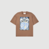 Naploi Jersey fra MUNTHE er en oversized T‑shirt i blød jersey med kunstprint skabt i samarbejde med den britiske kunstner Sophie Wake. En markant og stilfuld top i caramel, der tilfører personlighed og kunstnerisk kant til garderoben.