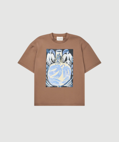 Naploi Jersey fra MUNTHE er en oversized T‑shirt i blød jersey med kunstprint skabt i samarbejde med den britiske kunstner Sophie Wake. En markant og stilfuld top i caramel, der tilfører personlighed og kunstnerisk kant til garderoben.